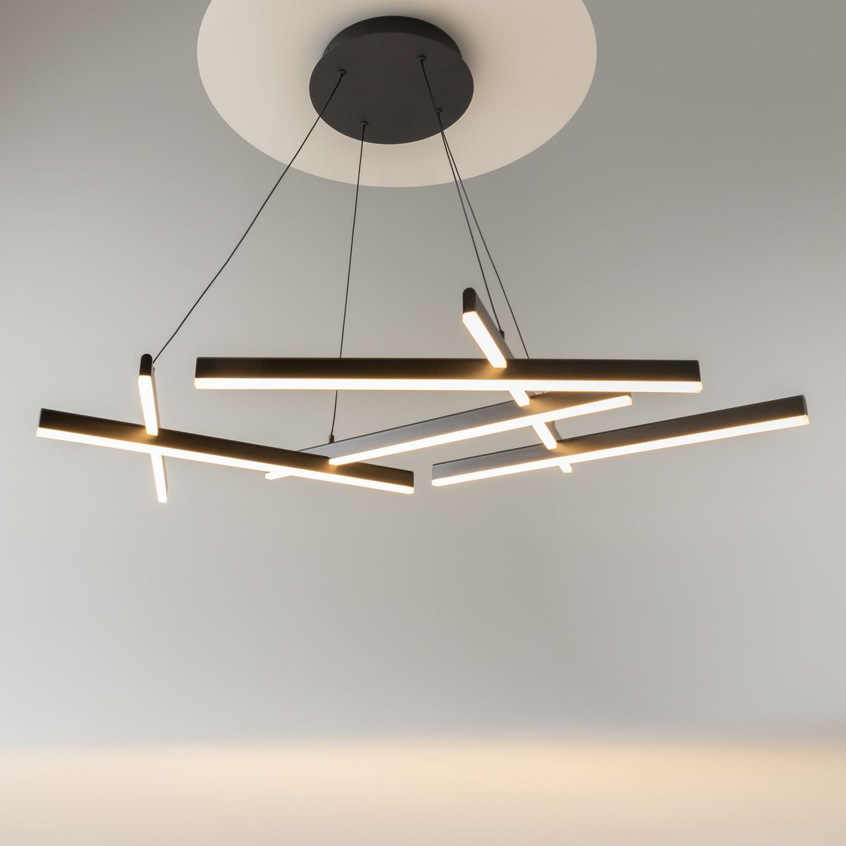 Подвесной светодиодный светильник Maytoni Line MOD016PL-L80BK